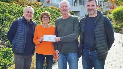 Bild: lst/exb
Christian Meiler (rechts), Thomas Fritsch (Zweiter von rechts) und Kurt Seggewiß (links) freuen sich über die 500-Euro-Spende von Organisationsmitglied und stellvertretender Landrätin Margit Kirzinger.