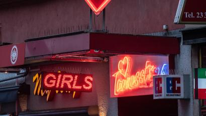 Symbolbild: Boris Roessler/dpa
20 Jahre musste Micha als Prostituierte arbeiten. Unter anderem in Teplice, Eger, Hamburg und Eisenach. "Ich wurde viel herumgereicht", sagt Micha. Im Interview spricht sie offen über die Hölle, die sie durchlebt hat.