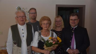 Bild: fz
Bürgermeister Karlheinz Budnik (rechts) gratuliert Erika und Werner Scholz (von links) zur Diamantenen Hochzeit.