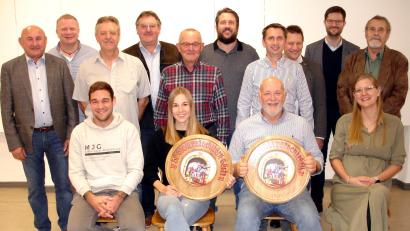 Bild: Georg Schmer
Die Gewinner der Scheiben (sitzend, von links): Johannes Mayerhofer 	(Ehrengabe), Helene Weih (Gästescheibe), 
Peter Lehner (Stadtratsscheibe) und Lisa Dotzler (Sachpreise). In der hinteren Reihe die Bestplatzierten zusammen mit den Ehrengästen (stehend, von links): Hahnbachs Zweiter Bürgermeister Georg Götz, Vorstandsmitglied der VR Bank Amberg-Sulzbach , Arnold Fenk, Bürgermeister Hans-Martin Schertl, Norbert Bösl, Tobias Meidinger, Manuel Plößner, Vorstandsmitglied Martin Sachsenhauser von der VR Bank Amberg-Sulzbach, Erich Übler, Notar Johannes Attenberger und Schützenmeister Georg Schmer.