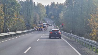Bild: rw
Auf der B 22 am Steinbacher Berg bei Erbendorf wird bis Mitte November die Steinbachbrücke saniert. Dort hatten sich Steine gelöst. Der Verkehr kann nur einspurig fließen und wird mit Ampeln geregelt.