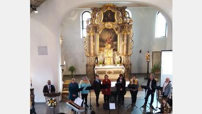 Bild: Sigrid Bogner/exb
Dem Schwarzenfelder Chor "conTakt" gelang es schnell die Besucher zum Mitsingen zu animieren.