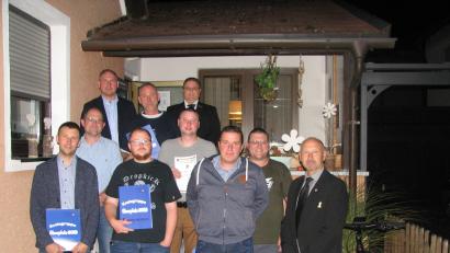 Kreisvorsitzender Manfred Zettl (rechts), Organisationsleiter der Kreisgruppe Oberpfalz Hartmut Schütze (hinten, rechts) und Bürgermeister Richard Kammerer (hinten, links) danken den Geehrten für ihre langjährige Treue.
