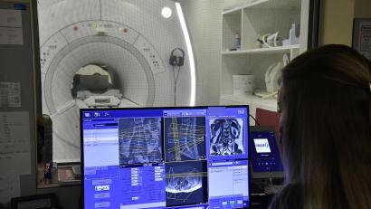 Bild: Petra Hartl
Seit 1. Oktober 2021 betreibt Dr. Dieter Herrneder eine Röntgenpraxis im Amberger Klinikum St. Marien. Dort ist – auf dem Bild die weiße Röhre im Hintergrund – auch die Untersuchung an einem Magnetresonanztomografen (MRT) möglich.