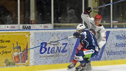 Archivbild: Gebert
Die Blue Devils treffen am Wochenende auf Füssen und Lindau. Philipp Siller (links, Szene aus der Partie gegen Klostersee/5:0) erlitt am vergangenen Sonntag eine Verletzung am Ohr. Siller fehlt deshalb auf jeden Fall am Freitag, am Sonntag ist er vielleicht dabei.