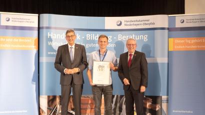 Bild: Fotostudio Bosl/exb
Der Präsident der Handwerkskammer Niederbayern-Oberpfalz, Georg Haber (links), und HWK-Hauptgeschäftsführer Jürgen Kilger (rechts) freuen sich mit Michael Kummer.