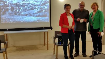 Bild: wel
Bürgermeisterin Sonja Meier (links) und Anne Gierlach bedankten sich bei Berndt Fischer, der in seiner Multivisionsschau "Spurensuche auf dem Grünen Dach" Interessante Einblicke gab in das Grenzgebiet von Tschechien, Bayern und Österreich