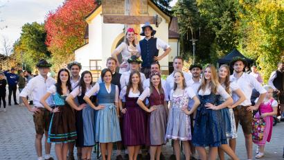 Bild: Christian Schwirzer/exb
Die Seugaster Kirwapaare lassen ihr neues Oberkirwapaar Svenja Schwirzer und Marco Rauscher hoch leben.