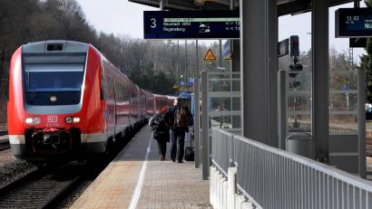 Archivbild: Stephan Huber
Am Bahnhof Neukirchen bei Sulzbach-Rosenberg werden die Züge nach Regensburg und Neustadt geteilt. Bisher werden beide Strecken mit Dieselzügen bedient. Künftig soll die Strecke von Nürnberg nach Schwandorf und weiter nach Regensburg elektrifiziert werden.