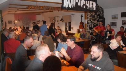 Bild: fz
Stimmung gut und Spendenbereitschaft noch besser bei den "Guten Freunden". Über tausend Euro für die kleine Hanna.