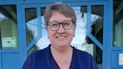 Bild: Forster
Die neue Beschilderung des Dieterskirchener Obstlehrpfads soll die Einrichtung für Kinder interessanter machen. Bürgermeisterin Anita Forster setzt dabei auf "Biggi Birne".
