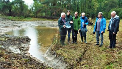 Bild: jml
LBV-Mann Adolf Küblböck (links) erklärt die Anlage der neuen Salamander-Ablaichgumpen beim Naturerlebnisweg. Philipp Glaab (zweiter von links) vom Naturpark, Marktrat Manfred Häring, OWV-Artenschützer Bernd Bauer, Kurt Waldeck, der Praktiker mit dem Bagger und Bürgermeister Gerhard List hören aufmerksam zu.
