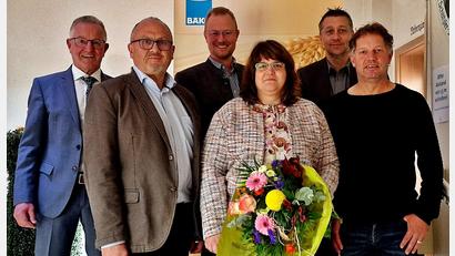 Bild: R. Kreuzer
Diese treuen Mitarbeiter und Vertreter der Mitgliedsbetriebe ehrt Bäko-Chef Walter Beer (links).