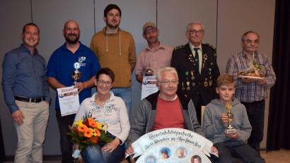 Bild: wku
Nach der Siegerehrung: (von links) Bürgermeister Jörk Kaduk, Stefan Vogl, Matthias Mutzbauer, Thomas Schneider, Schützenmeister Franz Grötsch, Hartmut Schreiber, (sitzend, von links) Irmgard Kraus, Manfred Maier und Nico Stöhr.