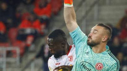 Bild: Daniel Löb/dpa
Der gebürtige Regensburger Florian Kastenmeier (rechts, gegen Price Owusu) war beim Pokalspiel gegen den SSV Jahn der sichere Rückhalt im Tor von Fortuna Düsseldorf.