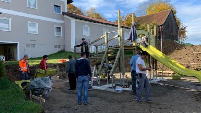 Bild: gi
Fleißig wurde am vergangenen Wochenende auf der Baustelle Kinderspielplatz in Heumaden gearbeitet. Die Dorfbewohner helfen tatkräftig mit, damit die Kinder einen Spielplatz bekommen.