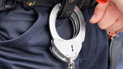 Symbolbild: Soeren Stache/dpa
Handfesseln benutzten Polizeibeamte am Donnerstag, 20. Oktober, bei einer Kontrolle in Sulzbach-Rosenberg.