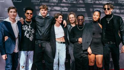 Bild: Niklas Marc Heineke/exb
Regisseur Pascal Schröder (von links) mit den Darstellern von "The Social Experiment" Esmael Agostino, Elmo Anton Stratz, Gustav Strunz, Autorin und Darstellerin Raffaela Kraus, Thapelo Mashiane, Emilia Djalili und Marven-Gabriel Suarez-Brinkert.