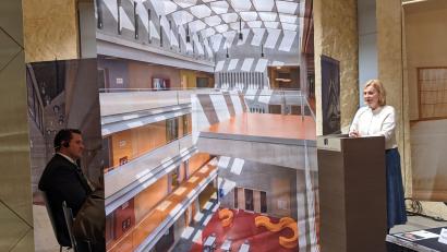 Bild: eib
Generalkonsulin Ivana Červenková bei ihrem Grußwort und Landrat Thomas Ebeling als aufmerksamer Zuhörer. Die anderen Eröffnungsgäste bleiben unsichtbar zwischen den hängenden großformatigen Fotos zur Architektur in der Oberpfalz.