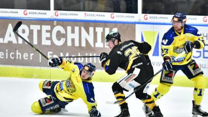 Bild: SignaLight-AP
Shawn Campbell (Mitte) setzt sich hier gegen zwei Waldkraiburger durch.