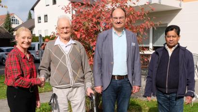 Bild: mab
Dem Jubilar Helmut Zankl gratulierten Zweite Bürgermeisterin Gabi Wittleben (links) und Heimleiter Stefan Leitner sowie Pfarrvikar Sabu Sebastian Valiaprambil.(rechts)