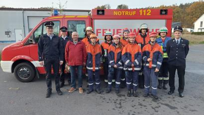 Bild: Michael Weiß
Eine Gruppe der Feuerwehr Lintach absolviert mit Erfolg eine Leistungsprüfung (von links): Kreisbrandinspektor Armin Daubenmerkl, Kreisbrandmeister Dominik Ernst, Zweiter Bürgermeister Franz Weiß, die achtköpfige Prüfungsmannschaft, Erster Kommandant Benjamin Weiß und Zweiter Kommandant Dennis Schubert.