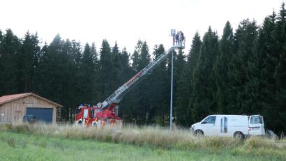 Bild: eib
Dank der Drehleiter der FFW-Schönsee, bedient von Manfred Ehrenthaler vom Bauhof, geht die Montage der neuen, energiesparenden Scheinwerfer schnell und kostengünstig über die Bühne.