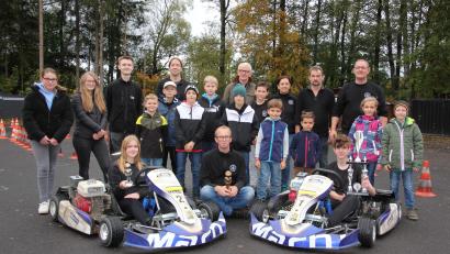 Bild: kro
Die erfolgreichsten Kartfahrer des AC Waldershof, (vorne von links) Leni Reithmeier, Florian Ernstberger und Nils Bauer. Dahinter die weiteren Nachwuchsfahrer mit den Trainern und Betreuern.