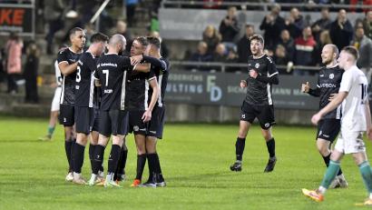 Bild: Hubert Ziegler
Riesenjubel bei der DJK Gebenbach im Landkreisderby gegen die DJK Ammerthal am Freitagabend: Dominik Haller (Vierter von links) brachte die Hausherren mit einem tollen Schuss aus der zweiten Reihe mit 2:1 auf die Siegerstraße.