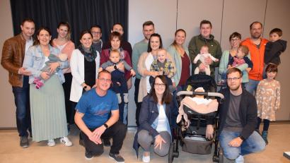 Bild: wku
Die Eltern mit ihren neugeborenen Kindern und Bürgermeister Jörk Kaduk.