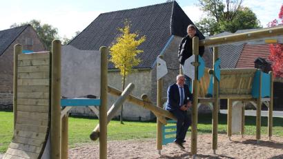 Bild: Stadt Kemnath/exb
Bürgermeister Roman Schäffler freut sich, dass das neue Gerät kurz nach der Freigabe bereits sehr beliebt ist bei den Kemnather Kindern. Auch Schülerin Paulina hat den Parcours
schon ausprobiert.