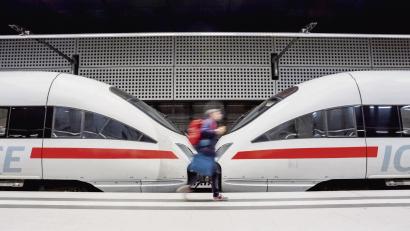 Symbolbild: Christoph Soeder/dpa
Mit der Bahn ist man im Vergleich zum Fliegen klimaschonender unterwegs.