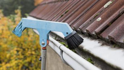Symbolbild: Silvia Marks/dpa
An die Regenrinne kommt man oftmals besser mit einer Teleskopstange heran.