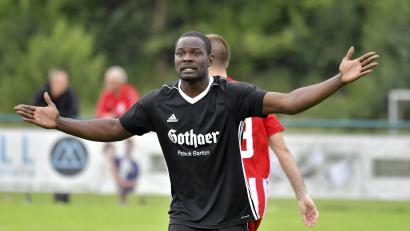 Archivbild: Hubert Ziegler
Auf Platz zwei in der Torjägerliste hinter Udo Hagerer vom TSV Königstein liegt Adrian Robinson (Bild) vom SV Schmidmühlen mit bisher 17 Treffern – der FV Vilseck will ihn am Samstag in den Griff bekommen.