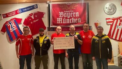Bild: jzk
Stefan Dötsch, Holger Schmidt und Stefan Gilch (von rechts, jeweils in schwarz-gelben Trainingsjacken) freuten sich über den Spendenscheck des FC-Bayern-Fanclubs, den Johann Kreuzer, Vorsitzender Rainer Kische und Klaus Fiebig (von links in roten Shirts) übergaben.