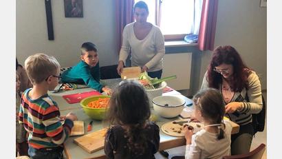 Bild: öt
Mit Begeisterung schnippelten die Kleinen unter der Aufsicht ihrer Mütter das Gemüse für die Suppen und das Obst für die Nachspeise.