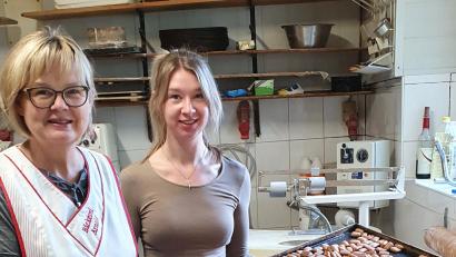 Bild: mas
Chefin Lisa Arnold und Gesellin Natalie Sommermann mit den Wendelinibrötchen frisch aus der Backstube.