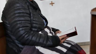 Bild: Thomas Dobler
Beten mit Decke? In den Pfarreien der beiden großen Konfessionen macht man sich derzeit Gedanken, wie kalt die Kirchen im Winter sein sollen. Im Hintergrund steht die Überlegung, Heizenergie zu sparen.