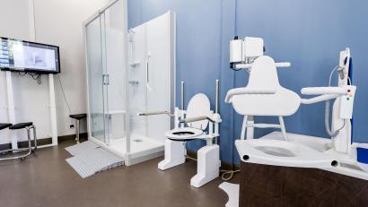 Symbolbild: Axel Heimken/dpa
Hilfen für ein barrierefreies Badezimmer.