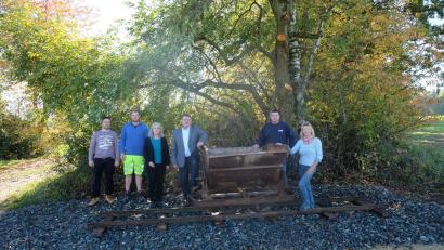 Bild: Stefanie Gradl
Matthias Härtl vom städtischen Bauamt, Bauhofleiter Michael Ruppert, Kulturbeauftragte Adolfine Nitschke, Bürgermeister Hans-Martin Schertl, Oliver Berger von der Firma Leipfinger-Bader und Stadträtin Maria Honig (von links) begutachten die historische Lore, die am Ende des Galgenweges ein neues Platzerl gefunden hat.