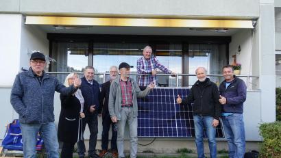 Bild: ag
Bis zu 300 Watt Sonnenstrom liefert ein Steckermodul unter günstigen Bedingungen. Wie solche Anlagen mit einfachen Mitteln an einem Balkon befestigt werden können, interessiert zahlreiche Photovoltaik-Freunde bei einem Workshop der Hirschauer SPD. Im Bild Kursleiter Karl Rösch (Vierter von rechts), Reinhard Tretter (Dritter von rechts), SPD-Vorsitzender Günther Amann (Zweiter von rechts) und SPD-Kreisvorsitzender Uwe Bergmann.
