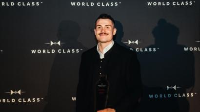 Bild: Diageo
Oliver Schmidt mit dem Preis für den "World Class Bartender of the Year 2022" für Deutschland.