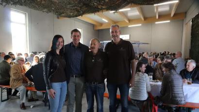 Bild: mrr
Die Inhaberfamilie Weinfurtner mit Enkelin Simone, Enkel und Geschäftsführer Thomas, Firmengründer Opa Richard und Jochen (von links) veranstalten, nachdem das 50-jährige Bestehen nicht gefeiert werden konnte, nun zum 55-Jährigen ein großes Fest.