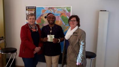 Bild: Monika Bösl/exb
Vorsitzende Monika Bösl (rechts) und Schatzmeisterin Theresia Schwendner (links) übergeben Pfarrvikar Emmanuel die Spende.