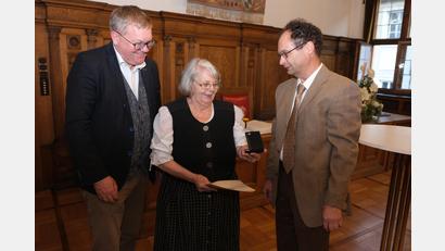 Bild: usc
Im Beisein von OB Michael Cerny (links) ehrte Johann Siemens, stellvertretender Leiter der regionalen Messnetzgruppe des Deutschen Wetterdienstes (rechts) Irene Zeller (Mitte) mit Urkunde und Wetterdienstplakette.