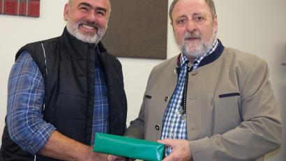 Bild: Hirsch
Hegegemeinschaftsleiter Uwe Deeg (rechts) bedankte sich bei Fischotterberater Peter Ertl (links) mit einem Geschenk.