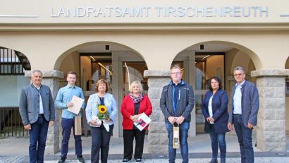 Bild: Fabian Polster/Landratsamt Tirschenreuth/exb
Landrat, Personalverwaltung und Personalrat gratulierten zu bestandenen Prüfungen und würdigten langjährige Mitarbeiterinnen im Landratsamt. Von links: Landrat Roland Grillmeier, Markus Hamann, die künftige „Ruheständlerin“ Christa Neugirg, die Jubilarin Andrea Rosner, Jonas Mark, Personalratsvorsitzende Ramona Wiesent und Personalchef Walter Brucker.