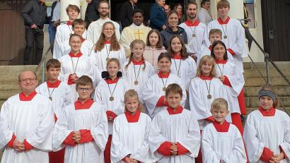 Bild: Richard Beer
Verabschiedete und neu aufgenommene Ministranten der Pfarrei Herz Jesu Rosenberg.