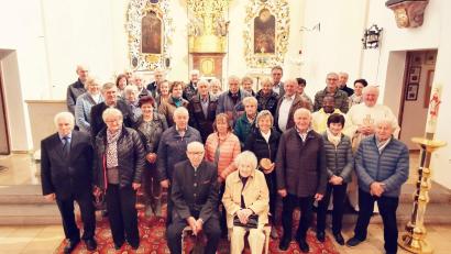 Bild: gz
Pfarrer Erwin Bauer und Pfarrvikar Basil gratulieren allen Ehejubilaren, darunter Maria und Erich Lorenz (vorne) mit 72 Ehejahren.