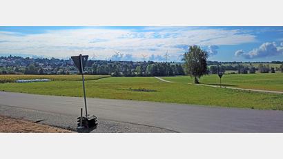 Bild: Primus Energie GmbH/exb
Fünf Windräder sind am Horizont zu erkennen. Vier davon stehen auf Vohenstraußer Gemeindebereich. Das erste von links steht bereits auf Moosbacher Grund und Boden. Es ist vom Parkplatz an der Neumühlstraße am Bocklradweg in Vohenstrauß, wo das Bild aufgenommen worden ist, rund 3,8 Kilometer entfernt.